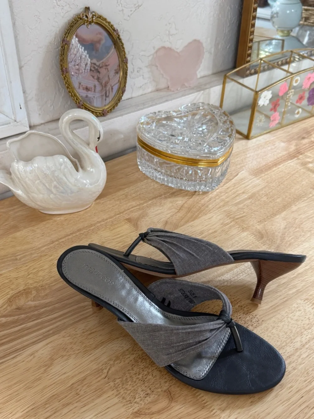 Vintage Y2K Gray Slip On Thong Kitten Heel Sandals Pumps Size 8 #Summer
#Y2K - Picture 5 of 14